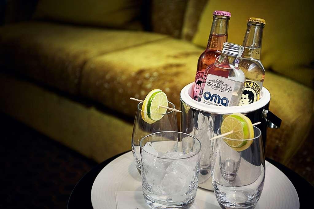 Cosmopolitan Hotel Прага Удобства фото A bottle of Roma 12 Years Old
