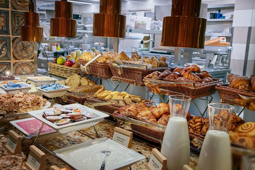 Cosmopolitan Hotel Прага Ресторан фото A buffet at a hotel